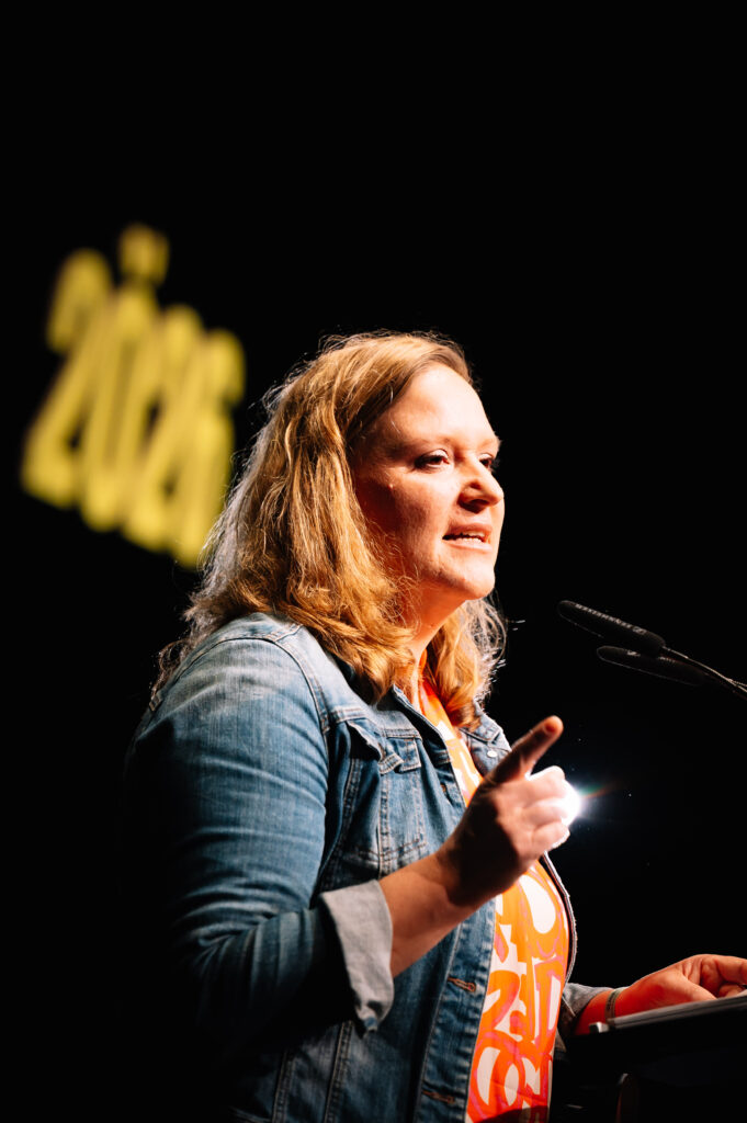 Anna Wiech hält eine Rede auf dem Landesparteitag von Bündnis 90/Die Grünen.