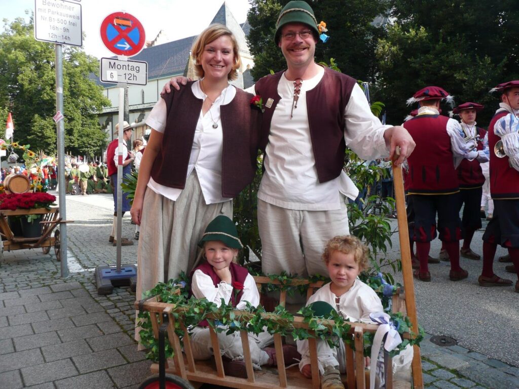 Eine Familie läuft beim Festzug des Rutenfestes mit.
